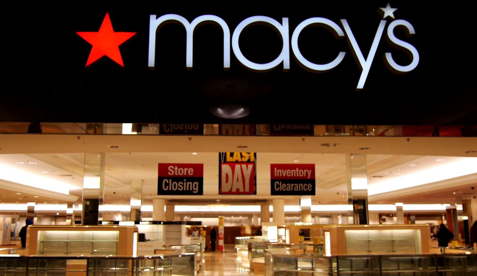 Locals Say Goodbye to Macy's in the Oakdale Mall WICZ