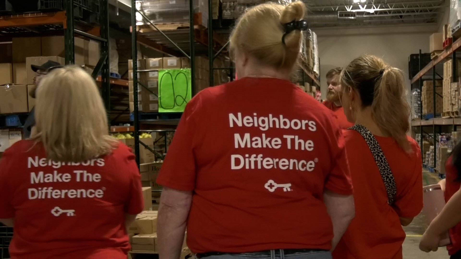 Keybank employees help chow during neighbors make the difference day wicz